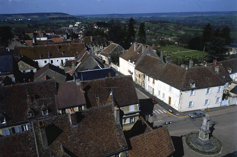Le monument aux morts et la rue d'Enfer. Vue prise depuis le clocher de l'église Saint-Léger © Jean-Luc Duthu / Région Bourgogne-Franche-Comté, Inventaire du patrimoine - 1995