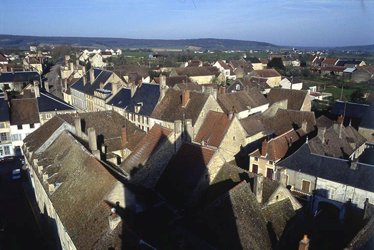 Ilôt entre la rue de l'Eglise et la Grande Rue. Vue prise depuis le clocher de l'église Saint-Léger © Jean-Luc Duthu / Région Bourgogne-Franche-Comté, Inventaire du patrimoine - 1995