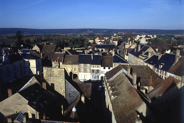 La rue de l'Eglise et la place Charles Chaigneau. Vue prise depuis le clocher de l'église Saint-Léger © Jean-Luc Duthu / Région Bourgogne-Franche-Comté, Inventaire du patrimoine - 1995