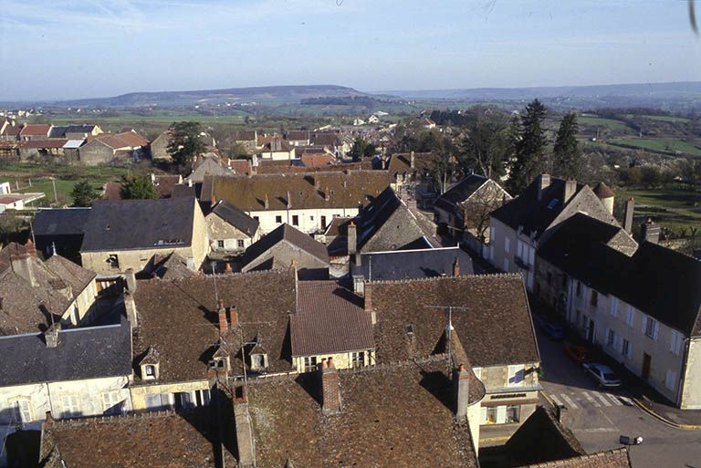 Les quartiers nord-est entre la Grande Rue et la rue d'Enfer. Vue prise depuis le clocher de l'église Saint-Léger © Jean-Luc Duthu / Région Bourgogne-Franche-Comté, Inventaire du patrimoine - 1995