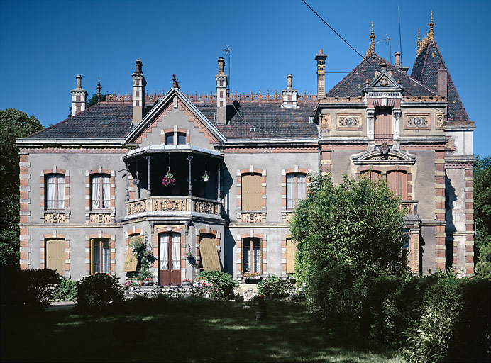 Façade antérieure vue depuis le parc du pavillon Desfontaines. © Jean-Luc Duthu / Région Bourgogne-Franche-Comté, Inventaire du patrimoine - 1996 Façade antérieure vue depuis le parc du pavillon Desfontaines. © Jean-Luc Duthu / Région Bourgogne-Franche-Comté, Inventaire du patrimoine - 1996