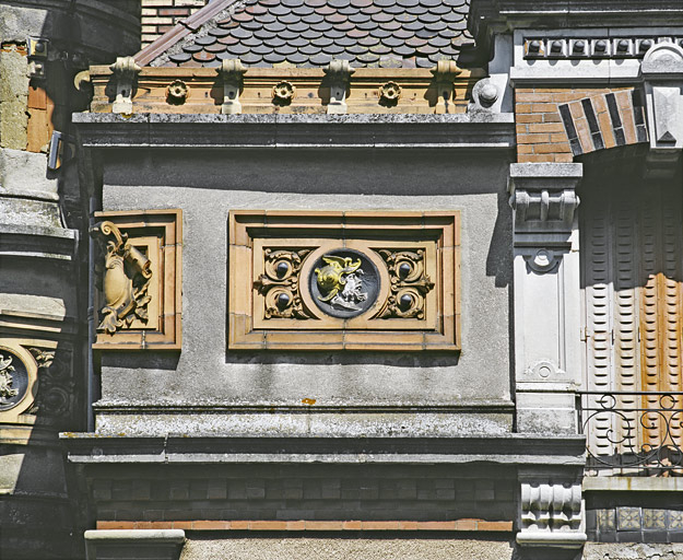 Panneau de céramique de l'étage-attique du pavillon Desfontaines. © Jean-Luc Duthu / Région Bourgogne-Franche-Comté, Inventaire du patrimoine - 1996 Panneau de céramique de l'étage-attique du pavillon Desfontaines. © Jean-Luc Duthu / Région Bourgogne-Franche-Comté, Inventaire du patrimoine - 1996