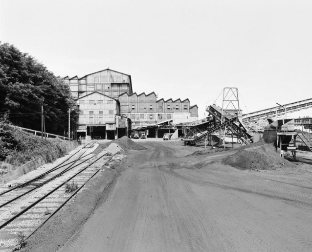 Voie ferrée desservant le lavoir des Chavannes pour le transport des produits lavés et bandes transporteuses de l'usine d'agglomérés, vue prise au sud du lavoir. © Jean-Luc Duthu / Région Bourgogne-Franche-Comté, Inventaire du patrimoine - 1996