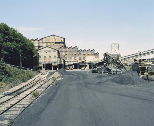 Voie ferrée desservant le lavoir des Chavannes pour le transport des produits lavés et bandes transporteuses de l'usine d'agglomérés, vue prise au sud du lavoir. © Jean-Luc Duthu / Région Bourgogne-Franche-Comté, Inventaire du patrimoine - 1996