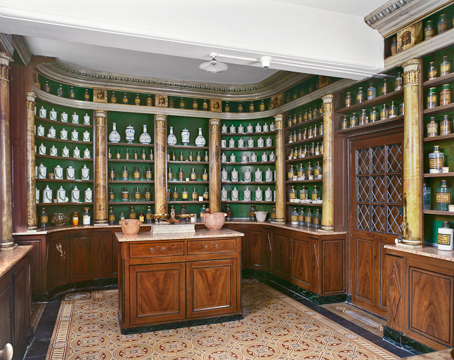 Bâtiment dit de l'administration : pharmacie vue depuis l'entrée. © Nicolas Potier / Région Bourgogne-Franche-Comté, Inventaire du patrimoine - 1997