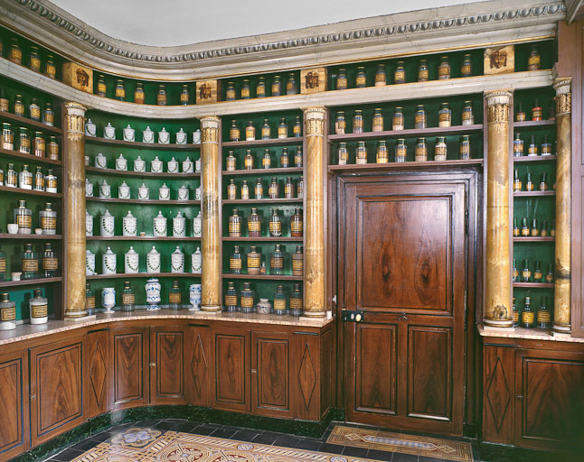 Bâtiment dit de l'administration : pharmacie, mur antérieur et porte d'entrée. © Nicolas Potier / Région Bourgogne-Franche-Comté, Inventaire du patrimoine - 1997