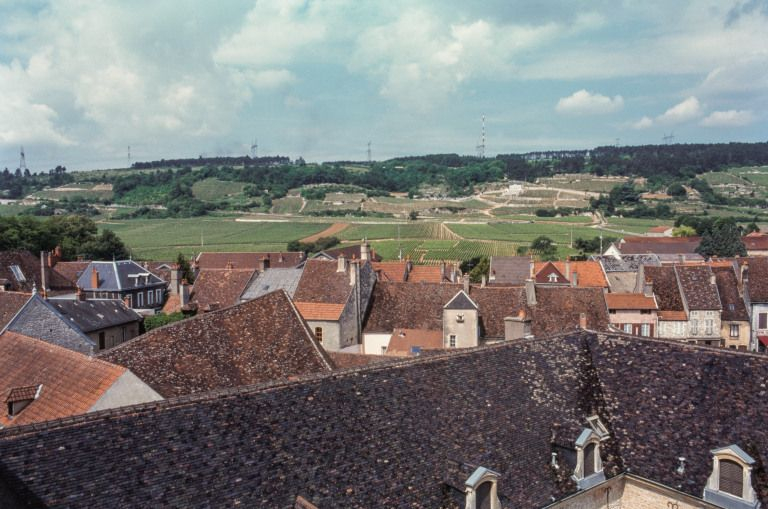 Vue depuis les toits sur la commune et les côtes. © Michel Thierry / Région Bourgogne-Franche-Comté, Inventaire du patrimoine - 1997