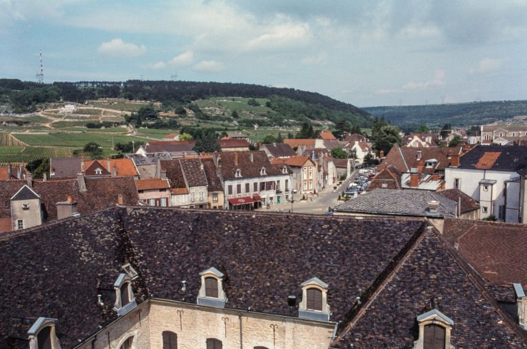 Vue depuis les toits sur la commune et les côtes. © Michel Thierry / Région Bourgogne-Franche-Comté, Inventaire du patrimoine - 1997