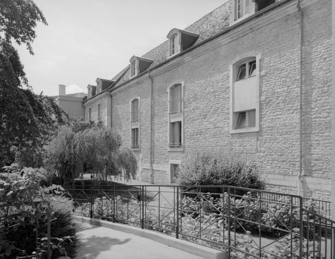 Salles Saint-Joseph et Saint-Etienne : élévation sur le jardin. © Michel Thierry / Région Bourgogne-Franche-Comté, Inventaire du patrimoine - 1997