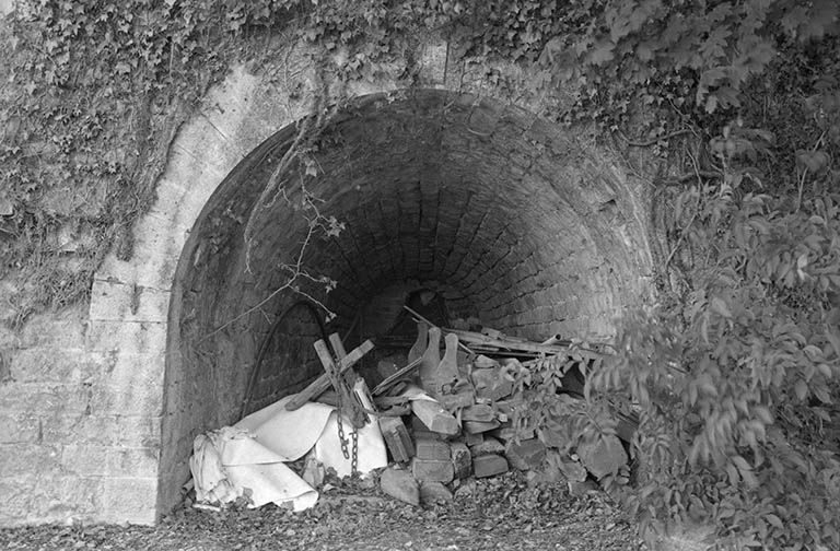 Orifice d'enfournement Nord du four à chaux de 1858. © Frédéric Pillet / Région Bourgogne-Franche-Comté, Inventaire du patrimoine - 1998