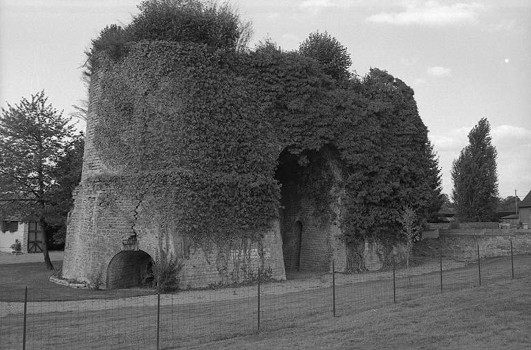 Fours à chaux de 1870 reliés par une arche donnant accès à l'orifice de défournement Sud du four de 1858. © Frédéric Pillet / Région Bourgogne-Franche-Comté, Inventaire du patrimoine - 1998