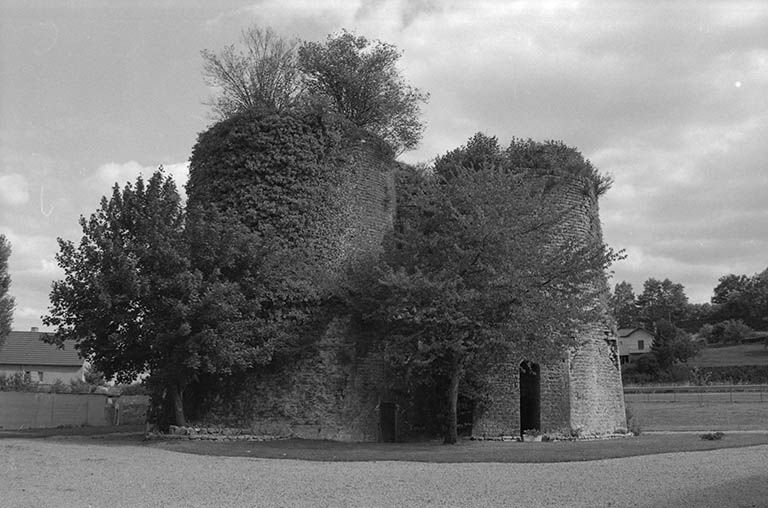 Fours à chaux de 1870 (à droite) et de 1858 (à gauche), vus du Nord Ouest. © Frédéric Pillet / Région Bourgogne-Franche-Comté, Inventaire du patrimoine - 1998