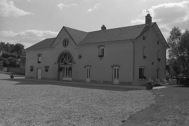 Anciennes écuries et remise vues du Nord Est. © Frédéric Pillet / Région Bourgogne-Franche-Comté, Inventaire du patrimoine - 1998