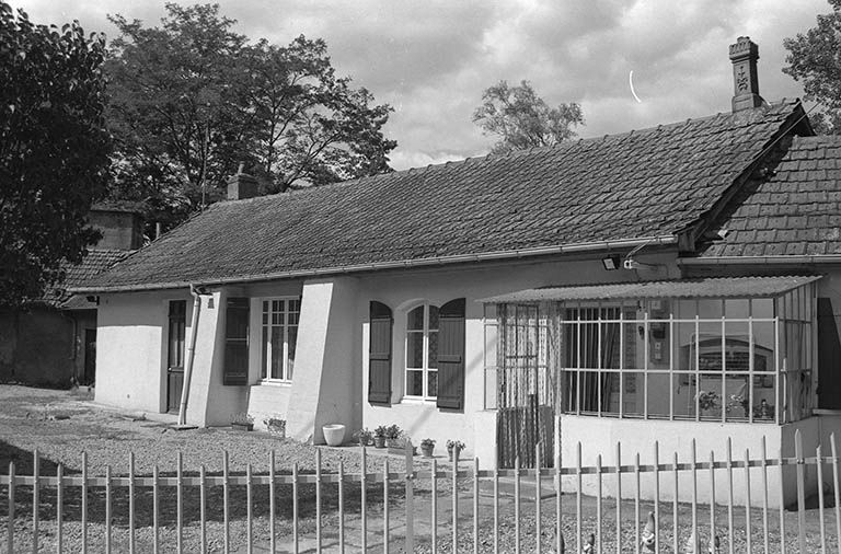 Anciens logements ouvriers (?) vus du Sud Est, façade antérieure. © Frédéric Pillet / Région Bourgogne-Franche-Comté, Inventaire du patrimoine - 1998