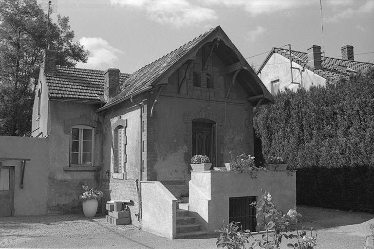 Anciens bureaux (?) vus du Sud Est, façade antérieure. © Frédéric Pillet / Région Bourgogne-Franche-Comté, Inventaire du patrimoine - 1998
