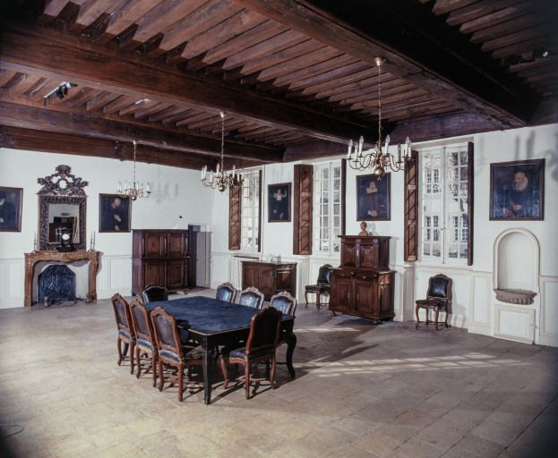Bâtiment de la Communauté des soeurs et des orphelines, rez-de-chaussée, ancienne salle de classe. © Michel Rosso / Région Bourgogne-Franche-Comté, Inventaire du patrimoine - 1999