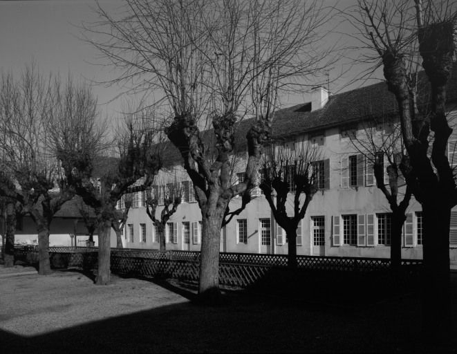 Bâtiment situé à l'est de la cour principale (services Sainte-Anne et Saint-Antoine) © Michel Rosso / Région Bourgogne-Franche-Comté, Inventaire du patrimoine - 1999
