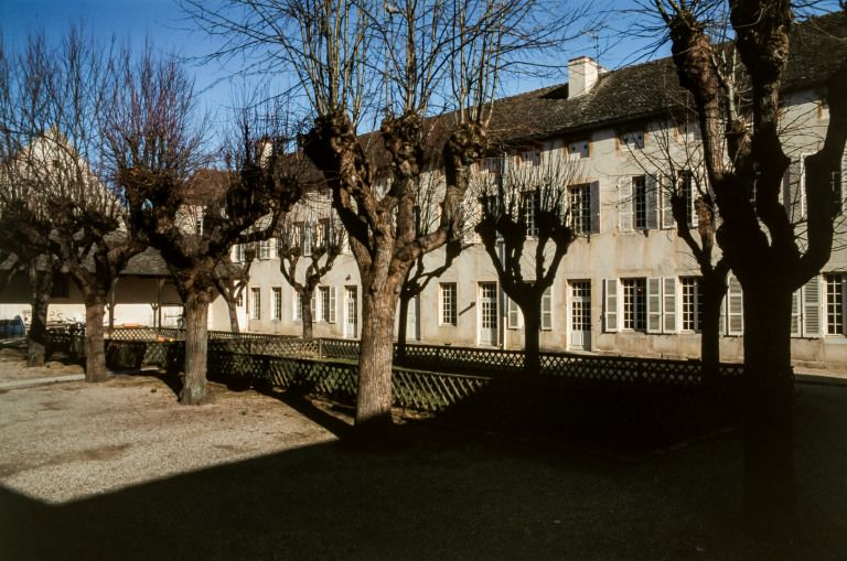 Bâtiment situé à l'est de la cour principale (services Sainte-Anne et Saint-Antoine) © Michel Rosso / Région Bourgogne-Franche-Comté, Inventaire du patrimoine - 1999