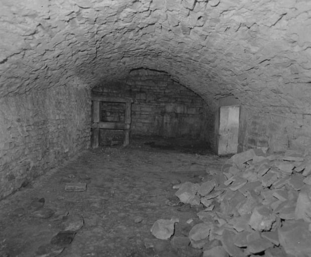 Caveau du collatéral droit, vue prise de l'ouest. © Michel Rosso / Région Bourgogne-Franche-Comté, Inventaire du patrimoine - 1999