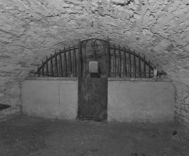 Caveau du collatéral gauche, vue prise de l'est ; partie où reposent les 12 premières soeurs de l'hôpital, décédées de 1715 à 1783. © Michel Rosso / Région Bourgogne-Franche-Comté, Inventaire du patrimoine - 1999