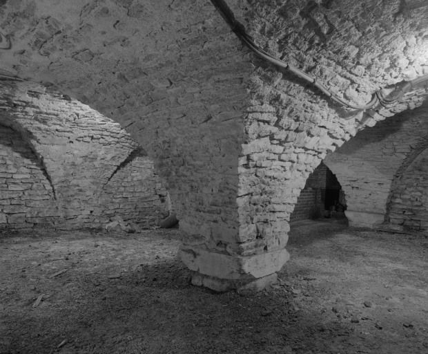 Partie de la crypte se prolongeant sous la sacristie. © Michel Rosso / Région Bourgogne-Franche-Comté, Inventaire du patrimoine - 1999