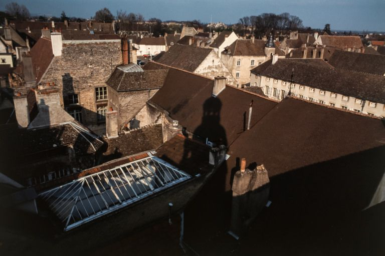 Toitures des différents corps composant le bâtiment de la Communauté des soeurs et des orphelines, vue prise du clocher de l'église. © Michel Rosso / Région Bourgogne-Franche-Comté, Inventaire du patrimoine - 1999