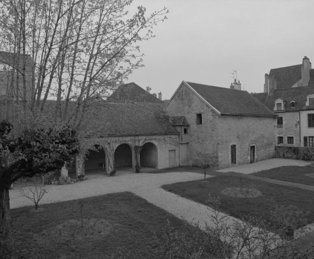 Vue d'ensemble, de trois-quarts, depuis la cour. © Michel Rosso / Région Bourgogne-Franche-Comté, Inventaire du patrimoine - 1999