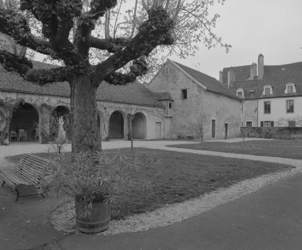 Ancienne sellerie du comte d'Armagnac, puis préau des orphelins. © Michel Rosso / Région Bourgogne-Franche-Comté, Inventaire du patrimoine - 1999