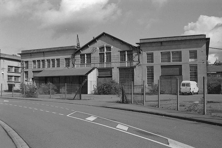 Atelier d'ajustage (1891, au centre - 1930-40, à droite) et d'électricité (1930-40, à gauche), façades antérieures. © Frédéric Pillet / Région Bourgogne-Franche-Comté, Inventaire du patrimoine - 1999
