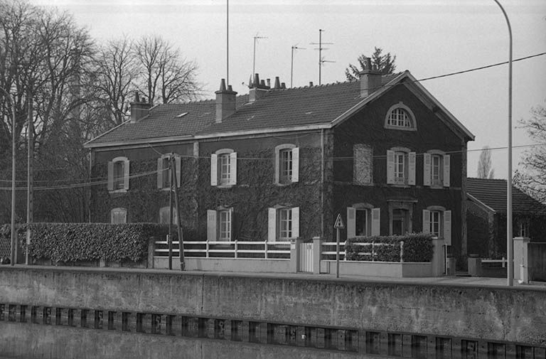 2 logements dont celui du directeur de la comptabilité, construits vers 1861 : vue d'ensemble. © Frédéric Pillet / Région Bourgogne-Franche-Comté, Inventaire du patrimoine - 1999