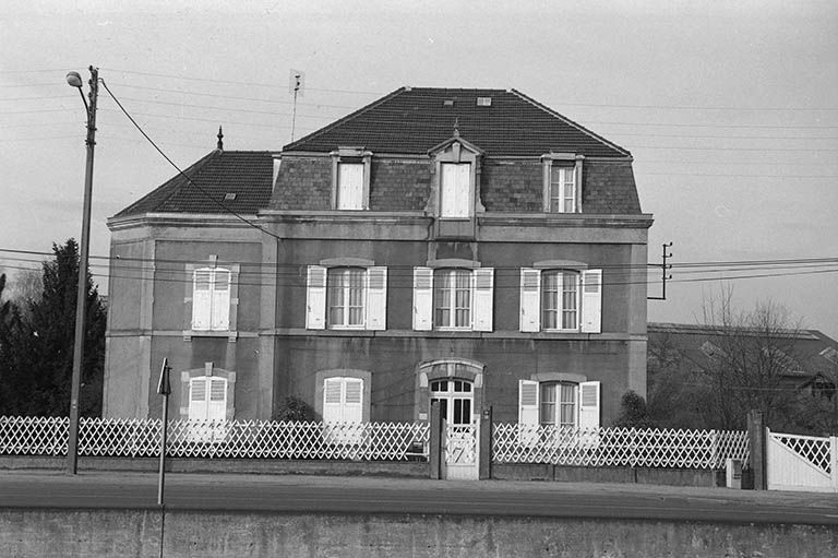 Logement du directeur commercial ou de l'architecte, construit vers 1865 : vue d'ensemble. © Frédéric Pillet / Région Bourgogne-Franche-Comté, Inventaire du patrimoine - 1999
