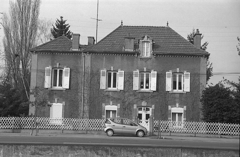 Logement de l'ingénieur des travaux extérieurs puis du chef des approvisionnements, construit en 1875 : vue d'ensemble. © Frédéric Pillet / Région Bourgogne-Franche-Comté, Inventaire du patrimoine - 1999