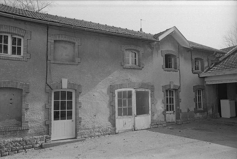 Bâtiment de la chaufferie (entrée) et des écuries, vu de l'ouest. © Frédéric Pillet / Région Bourgogne-Franche-Comté, Inventaire du patrimoine - 1999