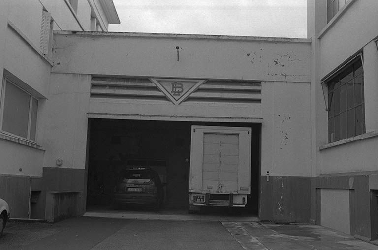 Vue du garage de l'usine portant le logotype de Louis Blanchard. © Frédéric Pillet / Région Bourgogne-Franche-Comté, Inventaire du patrimoine - 1999