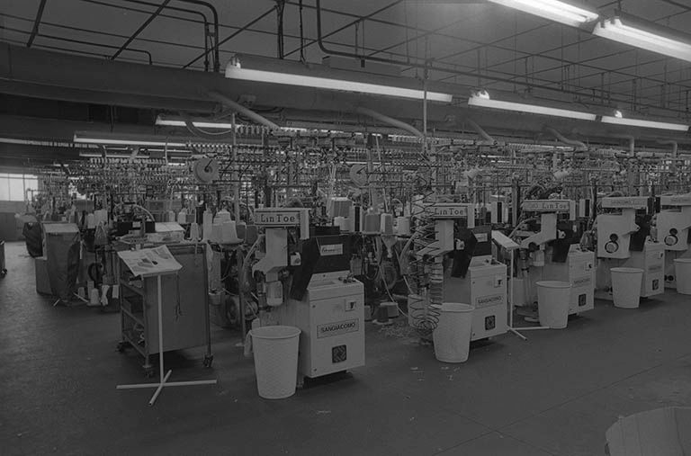 Atelier de tricotage (au premier plan : machines C. A. O. Dites Lin Toe) : vue d'ensemble. © Frédéric Pillet / Région Bourgogne-Franche-Comté, Inventaire du patrimoine - 1999