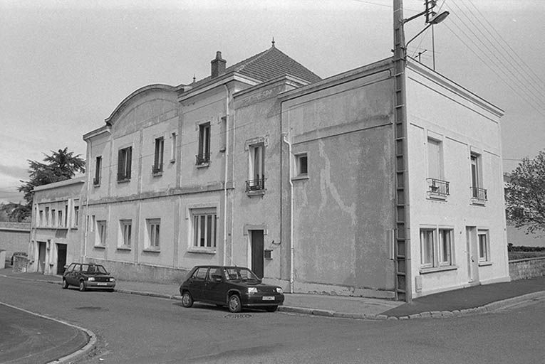 Vue de la façade sur rue vue depuis le carefour des rue des Prés et de Ciry (de droite à gauche : le logement, les bureaux, le garage). © Frédéric Pillet / Région Bourgogne-Franche-Comté, Inventaire du patrimoine - 1999