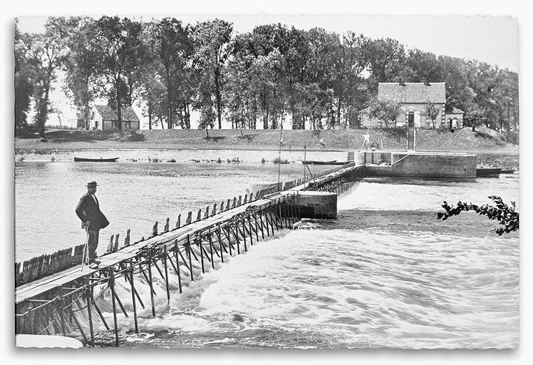 écluse barrage mobile maison © Michel Rosso / Région Bourgogne-Franche-Comté, Inventaire du patrimoine - 1999  écluse barrage mobile maison © Michel Rosso / Région Bourgogne-Franche-Comté, Inventaire du patrimoine - 1999