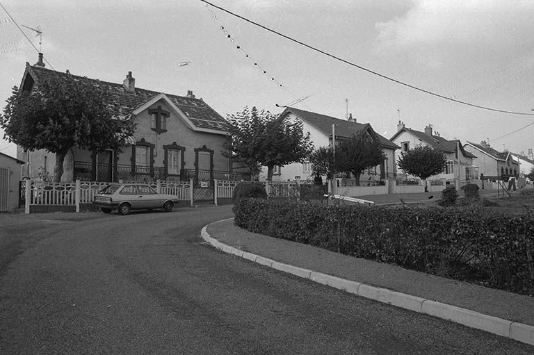 Bâtiments à deux logements construits à la fin du XIXe siècle, rue Jean-Baptiste Perrusson, (premiers bâtiments au sud). © Frédéric Pillet / Région Bourgogne-Franche-Comté, Inventaire du patrimoine - 1999