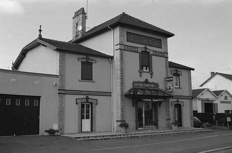 Façade antérieure (route du Canal) de l'ancienne boulangerie-épicerie coopérative (façade de la boulangerie, actuellement boucherie). © Frédéric Pillet / Région Bourgogne-Franche-Comté, Inventaire du patrimoine - 1999