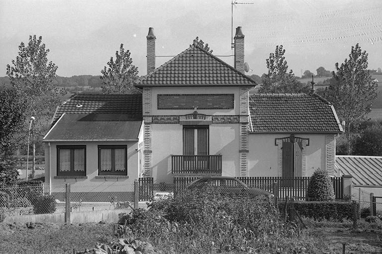 Façade postérieure (rue J.-B. Perrusson) de l'ancienne boulangerie-épicerie coopérative (façade de l'épicerie). © Frédéric Pillet / Région Bourgogne-Franche-Comté, Inventaire du patrimoine - 1999