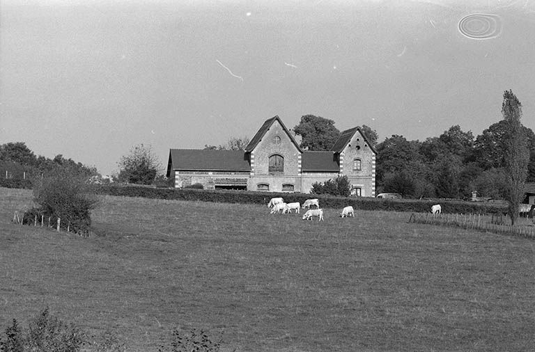Les écuries vues depuis la cité ouvrière Perrusson (rue Gabriel Desfontaines). © Frédéric Pillet / Région Bourgogne-Franche-Comté, Inventaire du patrimoine - 1999 Les écuries vues depuis la cité ouvrière Perrusson (rue Gabriel Desfontaines). © Frédéric Pillet / Région Bourgogne-Franche-Comté, Inventaire du patrimoine - 1999