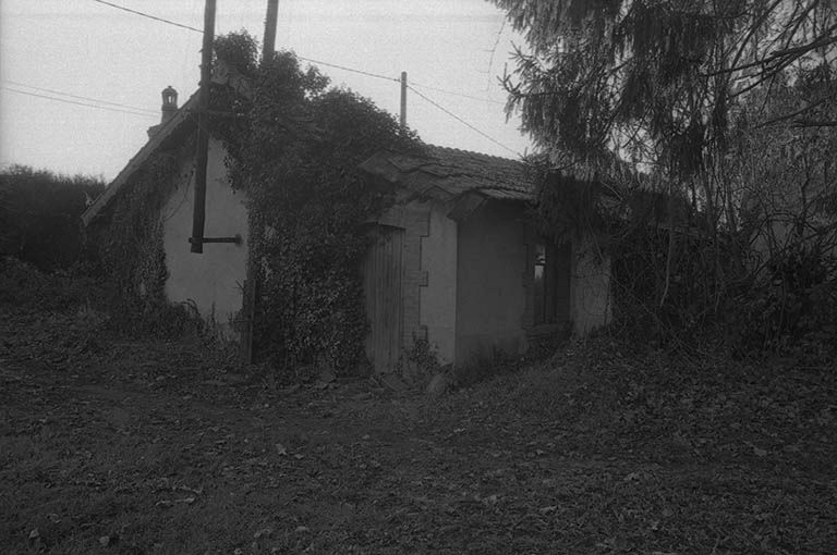 Le bâtiment d'eau abritant turbine et générateur, vu du nord-est. © Frédéric Pillet / Région Bourgogne-Franche-Comté, Inventaire du patrimoine - 1999