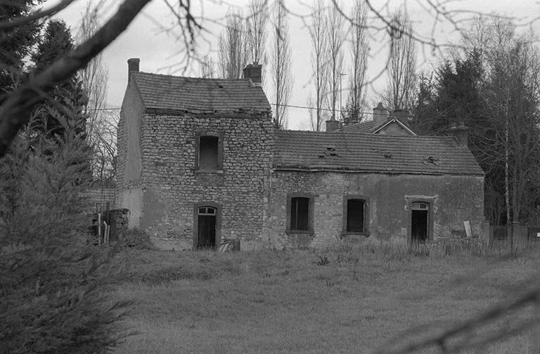 Bâtiments en ruine de l'usine "du Haut", comprenant des fours et des ateliers de fabrication (tours...), vus depuis l'est. © Frédéric Pillet / Région Bourgogne-Franche-Comté, Inventaire du patrimoine - 1999