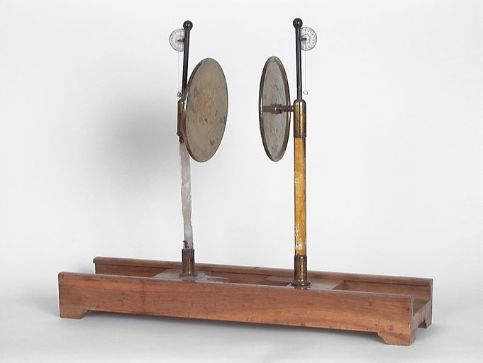  instrument de démonstration en électrostatique © Michel Thierry / Région Bourgogne-Franche-Comté, Inventaire du patrimoine - 2000