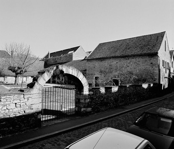 Vue d'ensemble de trois-quarts depuis la rue. © Michel Rosso / Région Bourgogne-Franche-Comté, Inventaire du patrimoine - 2000