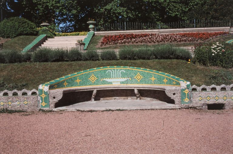 Parc thermal : vue d'ensemble d'un banc courbe. © Jean-Luc Duthu / Région Bourgogne-Franche-Comté, Inventaire du patrimoine - 2000