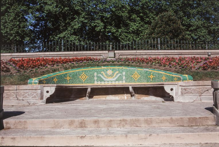 Parc thermal : vue d'un banc courbe. © Jean-Luc Duthu / Région Bourgogne-Franche-Comté, Inventaire du patrimoine - 2000