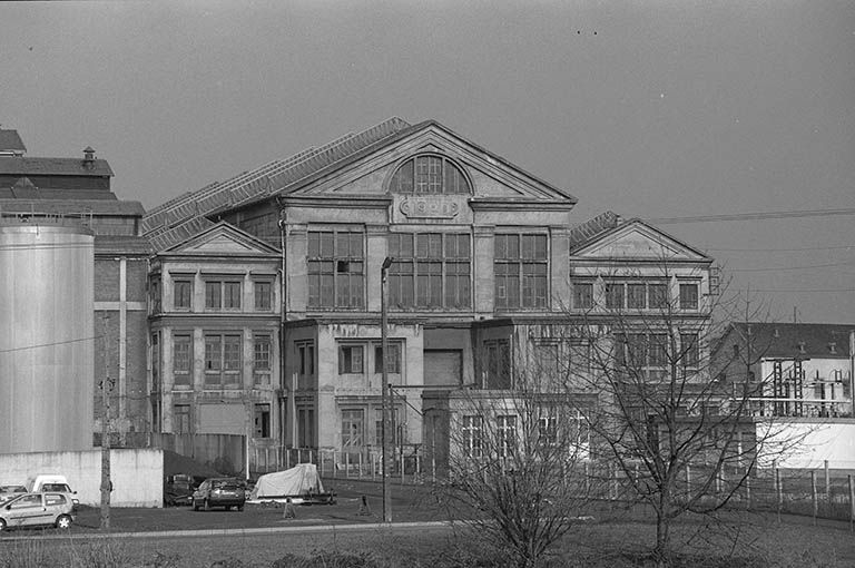Façade antérieure de la centrale thermique de Lucy II vue depuis le canal du Centre. © Frédéric Pillet / Région Bourgogne-Franche-Comté, Inventaire du patrimoine - 2000