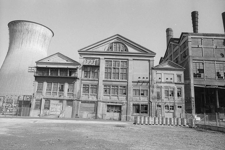 Façade postérieure de la centrale thermique de LUcy II (à droite les chaufferies, à gauche la tour de réfrigération de Lucy III). © Frédéric Pillet / Région Bourgogne-Franche-Comté, Inventaire du patrimoine - 2000