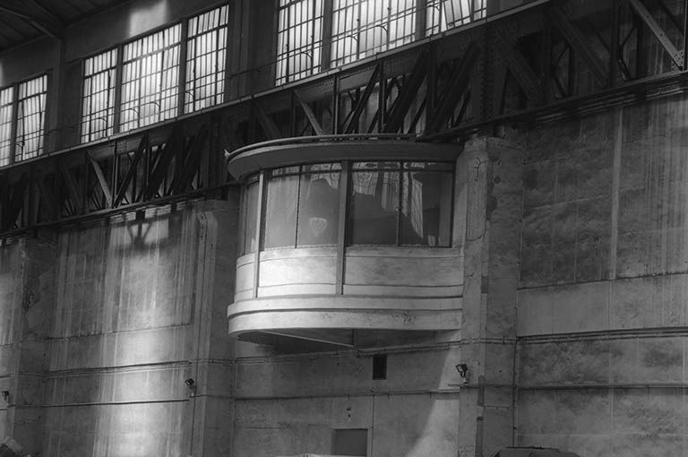 Le poste de contrôle de la salle des machines, installé dans le bâtiment des tableaux de distribution. © Frédéric Pillet / Région Bourgogne-Franche-Comté, Inventaire du patrimoine - 2000